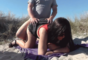 Marion folla a pelo en la playa