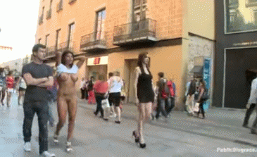 esclava es paseada desnuda por las calles abarrotadas de gente